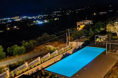 Image de Villa With Unimpeded View to the Gulf of Kyparisia Next to the Medieval Castle