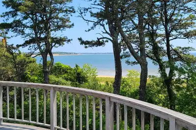 Image de 4bd Right on Wellfleet Harbor--A/C, Direct Beach Access, Wonderful Water Views