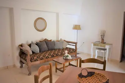 Image de Plethora Home: Quiet With Terrace in Traditional Kamari - bus Stop 3min Away
