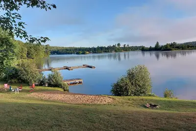 Image de Waterfront Cottage 3bdrm/4bath - Private Beach, Dock, Large Deck Fire pit, BBQs