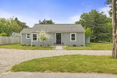 Image de Modern Cape Cod Cottage- 0. 5 mile to beach