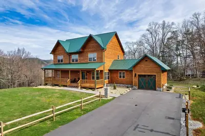Image de 4br Luxury cabin, firepit, hot tub, game room!