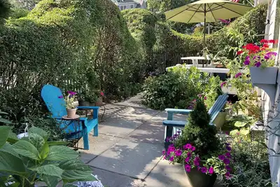 Image de Rowayton beach cottage with views of Long Island Sound