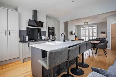 Image de Stylish & Spacious 3 Bed Apartment with Parking