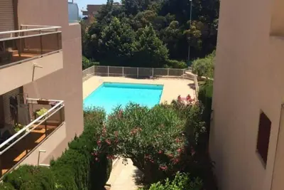 Location 3 Pièces Résidence Piscine Box