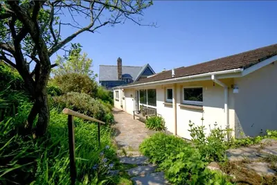 Image de Light and airy bungalow set in a large garden with glorious seaviews, Suth Devon