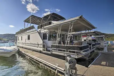 Image de Fully Equipped Docked Houseboat at Log Pond Marina in Havre de Grace, Md.