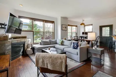 Image de Mtn Views & Fireplace: Stunning Dillon Townhome!