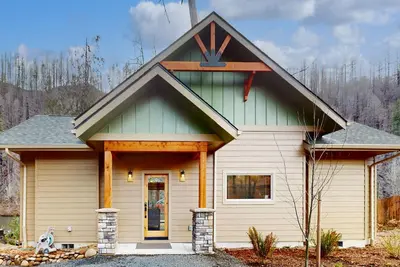 Image de Amazing riverfront cabin with views, deck, firepit, & grill - dog-friendly