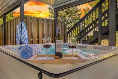 Image de 0. 4Mi from Beach! Luxe Home w/Hot Tub/Barrel Sauna