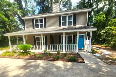Image de Cool Coastal Cottage - 2 miles from Parris Island - 1 mile From Sands Beach!