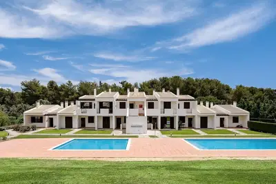Dream 2bdr Apartment W/Pool by LovelyStay