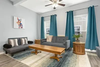 Image de Recently Renovated Chic Durham Farmhouse