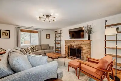 Image de Quiet home in the rocks. Centrally located natural yard office Rv garage parking