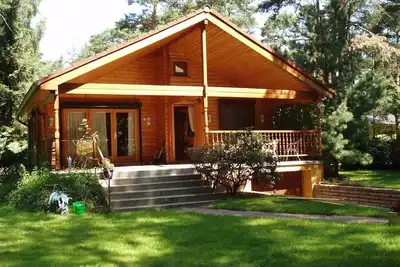 Image de Idyllic wooden dacha with jetty and rowing boat just outside Berlin