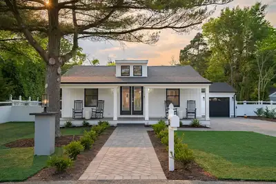 Image de Family and pet friendly oasis with firepit and game room steps from Delaware Bay