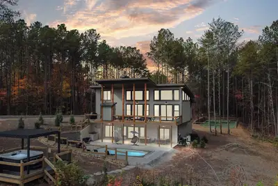 Image de Mountain Oasis ~ Private outdoor pool, pickleball/basketball court, fire pit, hot tub, views!