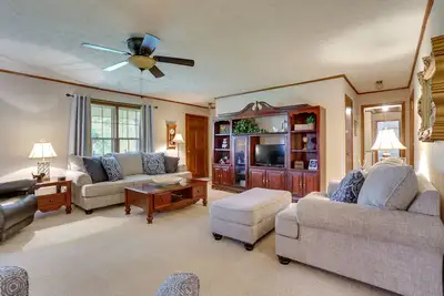 Image de Cozy Georgia Getaway w/ Deck, Grill & Fire Pit!