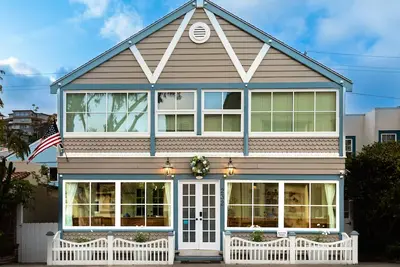 Image de Charming, large historic home, newly renovated, sleeps 12 - steps to the beach!