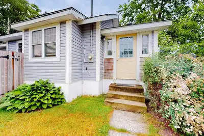 Image de Vintage cottage with private yard, firepit, grill, renovated interior, & W/D