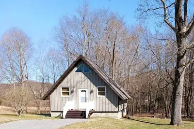 Image de \"Lazy At the Lake\" 2 Br Chalet
