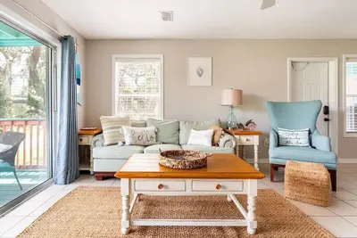 Image de Walk to marina, boat trailer parking, bring your pup!