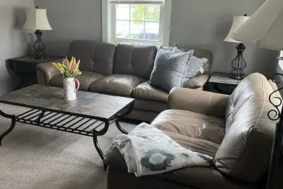 Image de Cozy Home Away From Home! Right Outside of the City! Dog Friendly!