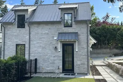 Image de Gorgeous Cottage retreat only steps to trails, beaches and local shops.