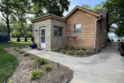 Image de Waterfront retreat on Eagle Lake awaits your family! Summer-winter paradise!