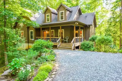 Image de Mountain-view retreat with a wood-burning fireplace, grill, Ac, & W/D