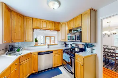 Image de Quiet dog-friendly suburban home with patio, grill, yard, kitchen, & Pack-N-Play