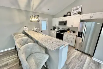 Image de Relax in an inviting Boho Bungalow inspired home! Near Dt Gso