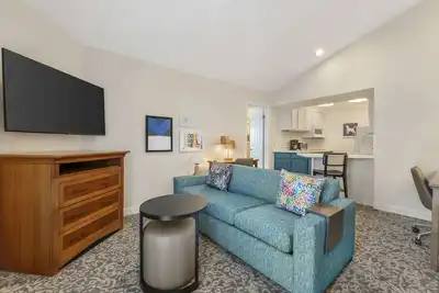 Image de Prime Location! 2 Convenient Units, Kitchen, Onsite Parking, Free Breakfast