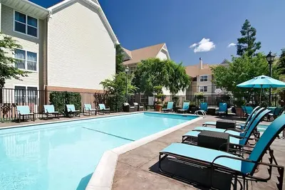 Image de Downtown Delight in Fresno! Full Kitchen, Breakfast, Pets Allowed, Outdoor Pool!