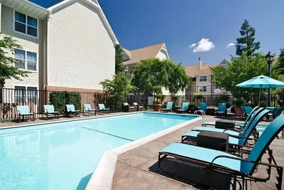 Image de Your Fresno Escape! 2 Modern Units, Full Kitchen, Outdoor Pool, Pets Allowed!