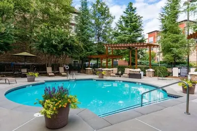 Two Spacious 2br Suites with Full Kitchens, Free Breakfast! Pool, Pets Allowed!