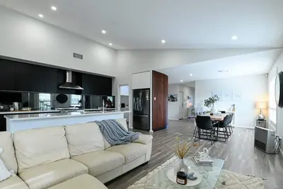 Image de Luxe on Lincoln - Close to Zoo, Rejuvenating Pool