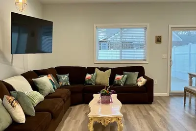 Image de The Detroit vs Everybody House 20 mins from downtown in a walkable neighborhood.