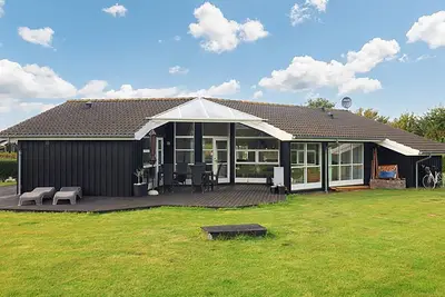 Image de Maison de vacances pour 10 a Rudkøbing-By Traum