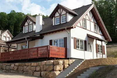 Image de Villa près du réservoir avec cheminée