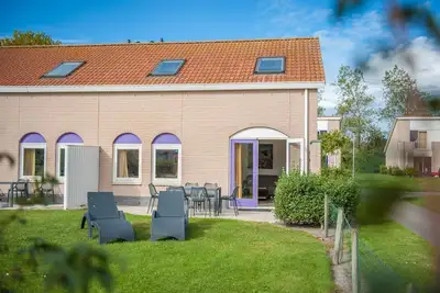 Image de Bungalow rénové avec deux salles de bains, plage à 500 m