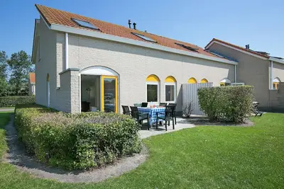 Image de Bungalow rénové avec deux salles de bains, plage à 500 m