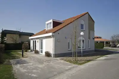Image de Villa cosy avec quatre salles de bains entourée de verdure
