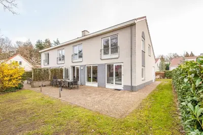 Luxueuse villa avec dix salles de bains entourée de verdure