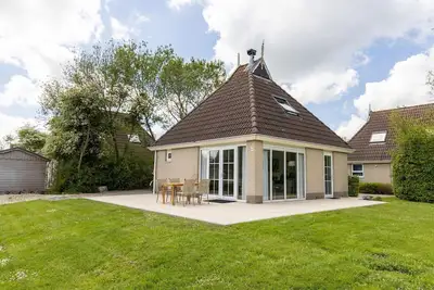 Image de Bungalow confortable avec terrasse