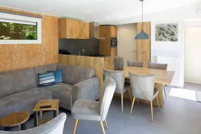Image de Chalet moderne avec micro-ondes, plage accessible à pied