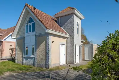Image de Villa réaménagée avec lave-vaisselle, à 1 km de la plage.