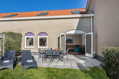 Image de Bungalow rénové avec deux salles de bains, plage à 500 m