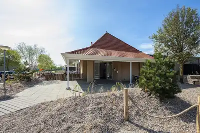 Image de Bungalow rénové avec lave-vaisselle, plage à 500 m