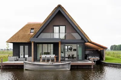 Villa moderne avec trois salles de bain sur les lacs frisons